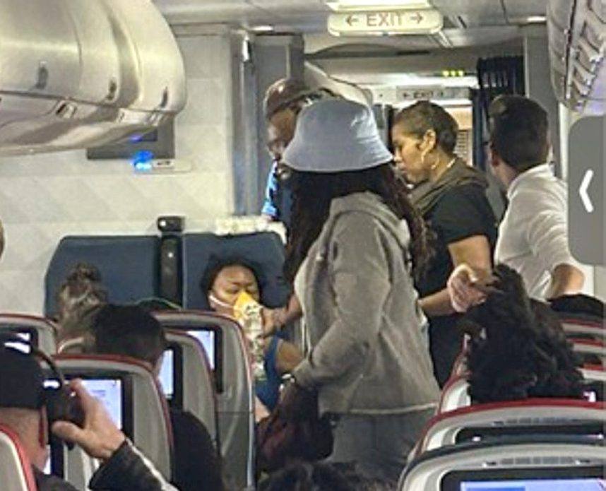 Delta Passengers Pass Out Awaiting Takeoff in Las Vegas Heat