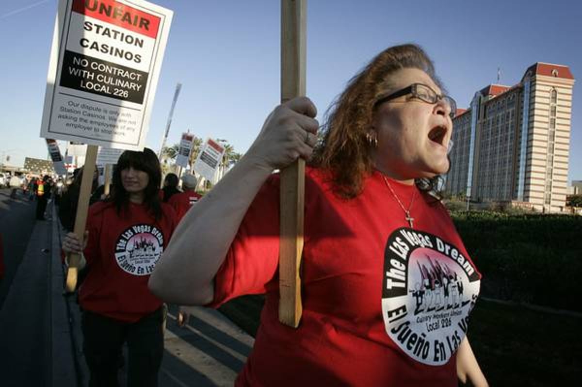 Red Rock Resort, Station Casinos Ordered to Bargain with Culinary Union